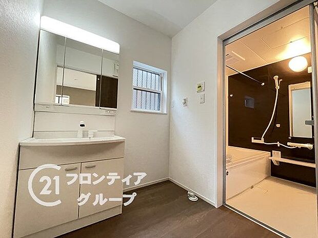 小窓付きの洗面室は、毎朝心地よい光を運んでくれるので、すがすがしい気持ちで1日をスタートできます！また、1坪以上の広い空間です！