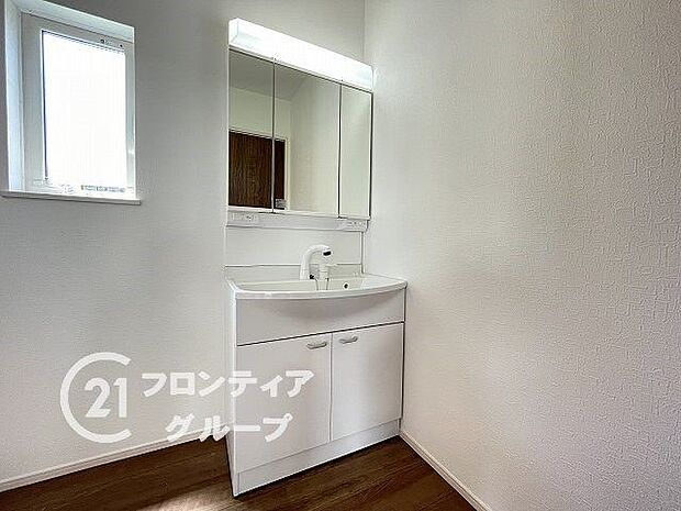 小窓付きの洗面室は、毎朝心地よい光を運んでくれるので、すがすがしい気持ちで1日をスタートできます！また、1坪以上の広い空間です！