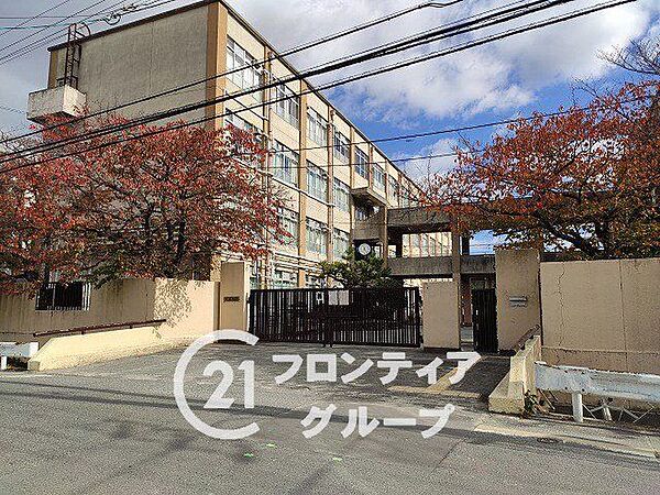 神川中学校 徒歩29分。 2300m