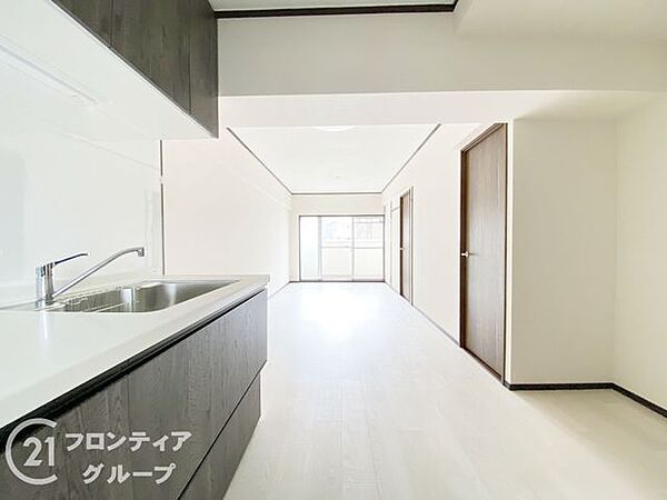 すっきりとした長方形のリビングは家具の配置もしやすいですね！キッチンからリビング全体を見渡せるので、お子様が遊んだり勉強している様子を見守りながら、一緒に過ごすことができます◎