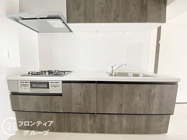 収納力ある上部戸棚付きシステムキッチン！壁付けですので空間を有効活用できますね