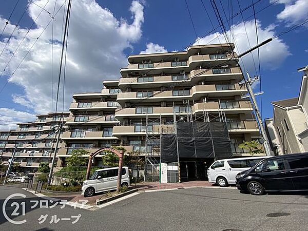 シンプルながらも存在感のあるマンション外観は、住む人を魅了し、日常に特別な時間をもたらします。都会的なデザインが魅力で、住む人に誇りを与える空間です