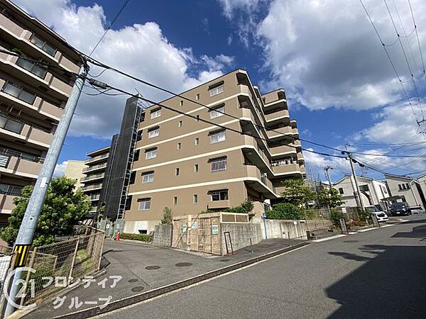 シンプルながらも存在感のあるマンション外観は、住む人を魅了し、日常に特別な時間をもたらします。都会的なデザインが魅力で、住む人に誇りを与える空間です