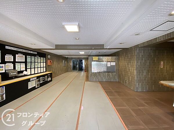 管理人さんいらっしゃるマンションです。安心して生活できますね。ロビーは明るい照明と洗練されたデザインで、上質な雰囲気を演出します。