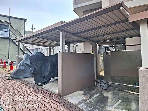 雨風からバイクを守り、安心して利用できる便利で快適な設備です！バイク置き場、駐輪場の空き状況は、お問い合わせくださいませ。