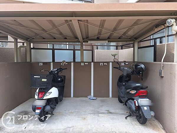 駐輪場、バイク置き場も複数ございます。空き状況は確認できますので、お問い合わせください。