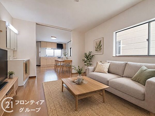 【家具設置イメージ】リビングは、落ち着いた色合いのフローリングが特徴です。家族の時間を大切にする理想的な空間です。