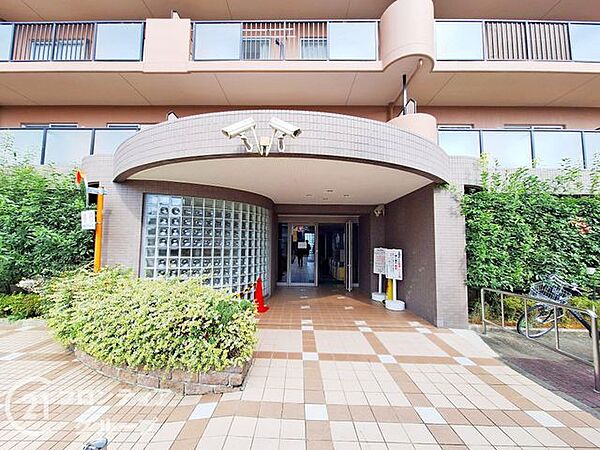お花や植栽が植えられている緑豊かなエントランス。マンションに暮らす方々を優しくお出迎え