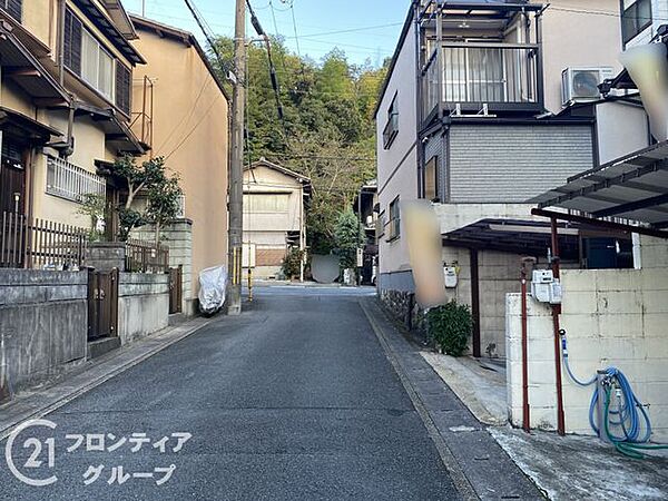 前道が整備されており、快適なアクセスを実現します。交通量の少ない環境で、静かに暮らせる住まいです。