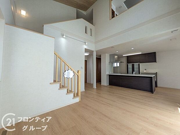 広々としたリビングで、明るい日が差し込みます！家族団らんの時間をゆったりと過ごせます！