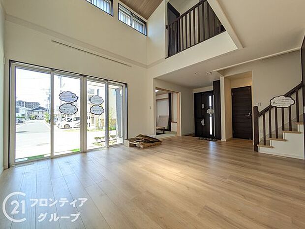 和室とつながっており、和室を開放すると開放的な空間になります。