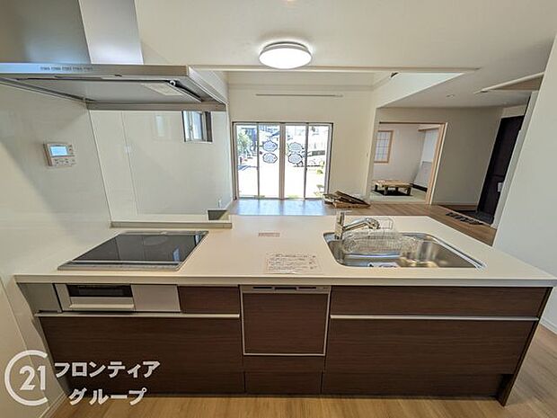 食器洗い乾燥機などの先進設備を備えたキッチンでお料理しながら、子どもたちの様子を見渡せるので安心ですね！