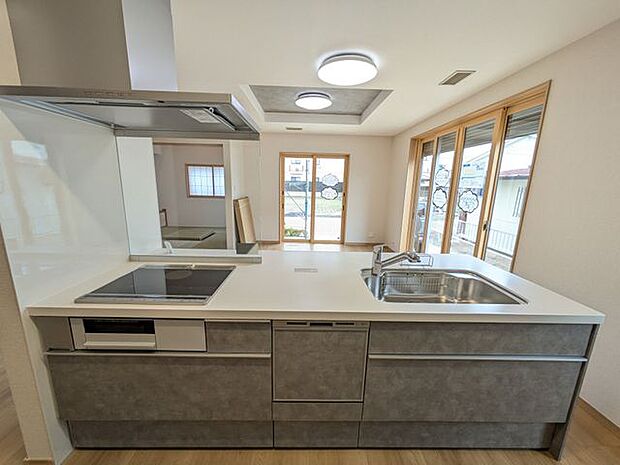 スタイリッシュなカウンターキッチンは、インテリアのアクセントになり、キッチン全体をおしゃれに演出します。