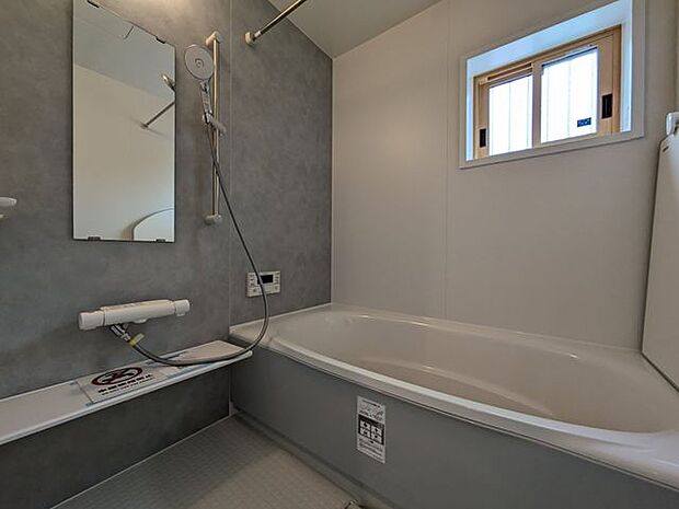 ゆったりと脚を延ばして、1日の疲れを癒せます。窓があるのでこまめに換気ができ、清潔感を保てます。落ち着いた色合いは、心を穏やかにし、リラックスタイムをより豊かにします。