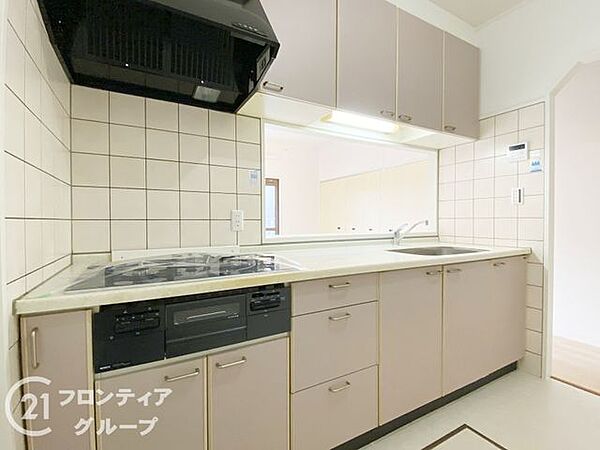 収納力ある吊戸棚付きのシステムキッチンです。ご家族の顔を見ながら料理を楽しんで頂けますね