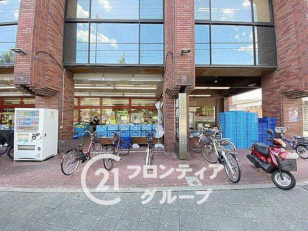 業務スーパー深草店 徒歩9分。 660m