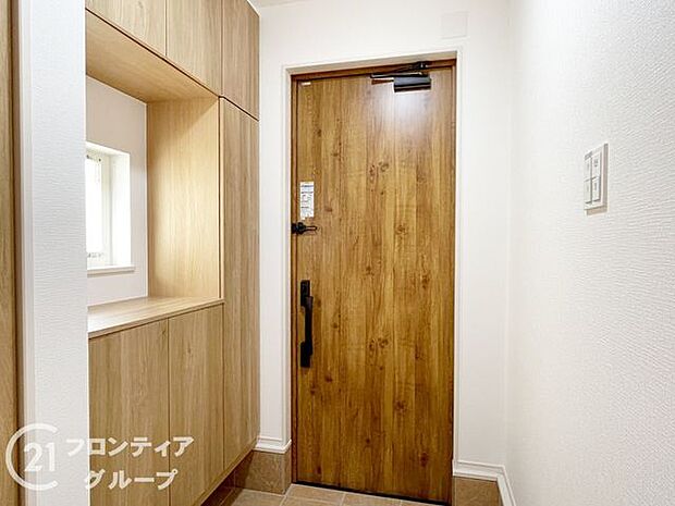 玄関ではタイルを採用しており、お掃除楽々！特にお子さまがたくさんの砂を持って帰ってきても安心ですね！