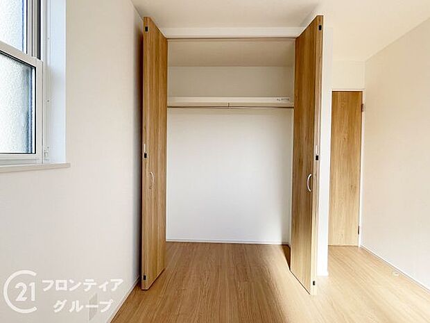 奥行きのあるクローゼットでたっぷり収納できますね