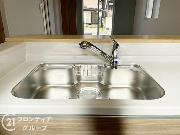 お鍋やホットプレートもすっぽりと入るワイドシンク