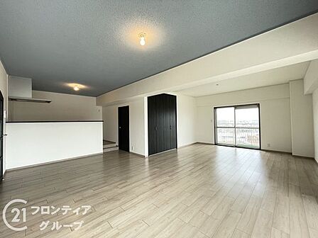 木目調のフローリングは温かみがあり、カウンターキッチンからお部屋の様子を見ながらお料理できますね