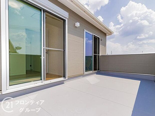 【施工例/バルコニー】おうちでBBQを楽しんだり家庭菜園やワンちゃんの日向ぼっこスペースとしても使え、ご家族の思い出づくりに+αの働きをしてくれます