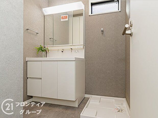 【施工例/洗面】シャンプードレッサーには座って身支度できるスペースもあり、お風呂上がりのドライヤーや朝のお化粧も楽々。