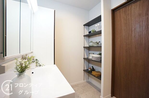 【施工例/リネン収納】タオルやパジャマ、洗剤などをまとめて収納することで、洗面室がすっきりと片付きます。また、他の部屋から荷物を持ってくる手間が減り、生活動線がスムーズになります。