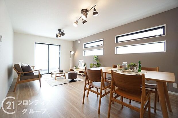 【施工例/リビング(ハイサイドライト)】外からの視線を遮りつつ、自然光を室内に取り込むハイサイドライトを採用したリビング。効率的に空気を循環させることができるのもメリットです。