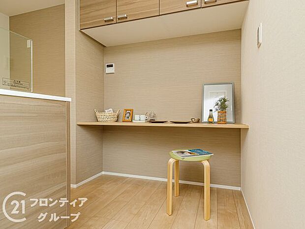 【施工例/スタディスペース】陽当たりの良いリビングにスタディスペースを。お子様のお勉強を見ながらお料理ができるので安心ですね。コンセントを配置してPCスペースとしてもご利用可能です。