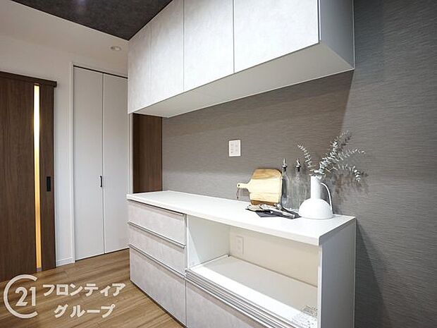 【施工例/カップボード】カップボードは縦に収納スペースを確保できるため、限られたキッチンの床面積を有効に使えます。壁付けの収納なので、食器棚のように地震の際に倒れる心配もありませんね。