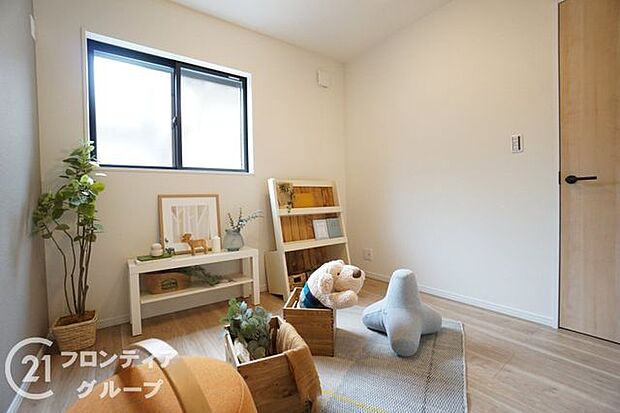 【施工例／洋室】スタイル：カフェナチュラル自然を想像させるアースカラーを使用した爽やかなデザインは、まるでカフェにいるかのような癒されるデザインです。