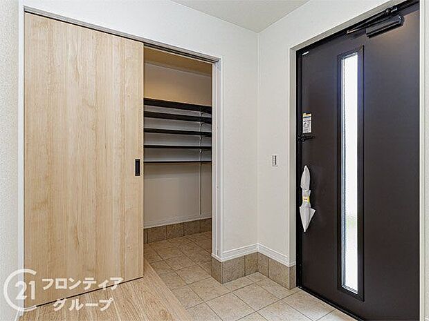 【施工例／シューズクローク】広いシューズクロークで玄関がすっきり。スノーボード、キャンプ用品などの大型荷物もしまえます。また通り抜けができる為、靴が散らかないのも魅力◎