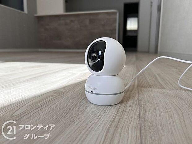 【施工例/見守りカメラ】お子様がおひとりでお留守番の時や、ペットを飼われているご家庭に人気があります。上下左右に動かせるので、見たい対象物が動いて画角の外に、ということも避けることができます。