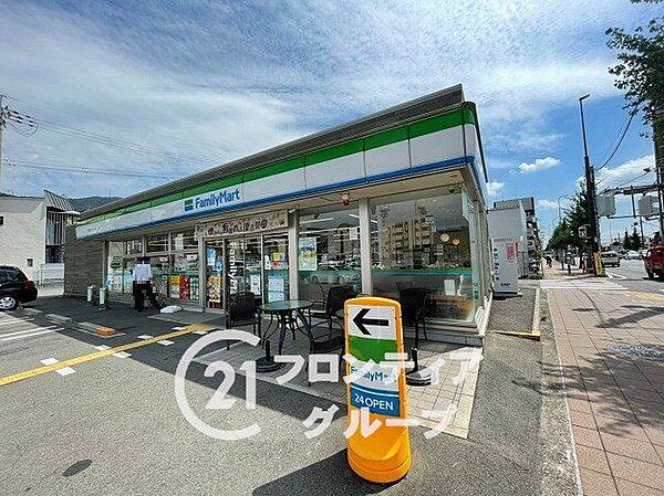 ファミリーマート京都東インター店 徒歩1分。 80m