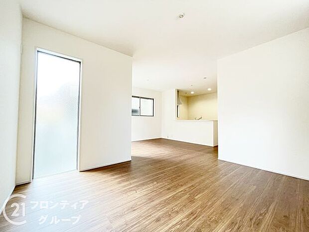 リビングのフローリング材には、木目や色調など木材特有の風合いがあり、ナチュラルな美しさで、日々の生活に温もりを与えてくれます。