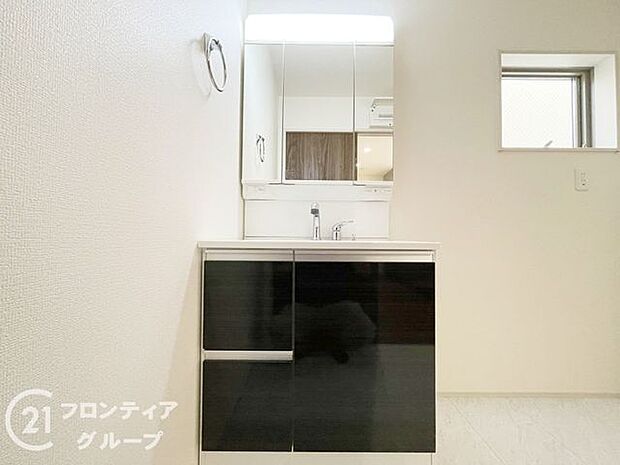 曇り止めヒーター付きのミラーキャビネットを採用しております。ミラーの内側がすべて収納スペースになっているので、スタイリング剤や歯ブラシなどの収納に便利ですね。