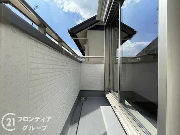 日当たりの良いバルコニーは、お洗濯が多いときも安心!たくさん干してもカラっと乾きそうです!