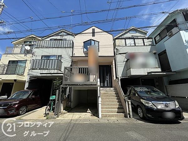 静かな住宅街にたたずむ重厚感あるお家。落ち着いた色合いが素敵ですね。