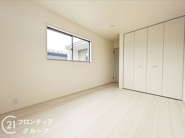 寝室や子供部屋など用途多彩な明るい洋室！