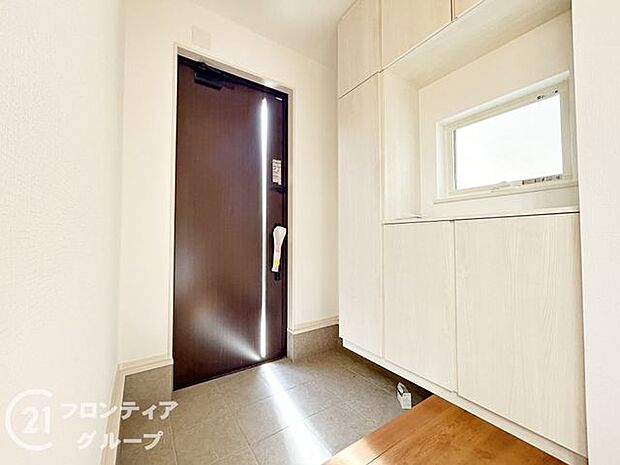 玄関ではタイルを採用しており、お掃除楽々！特にお子さまがたくさんの砂を持って帰ってきても安心ですね！