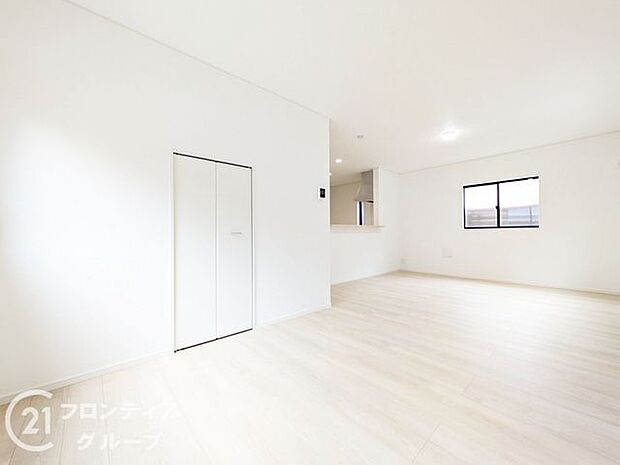 フローリングは、日常生活で床材の受ける様々な傷や、温度・湿度変化によるひび割れの発生を大幅に抑える特殊加工を施工済みです!