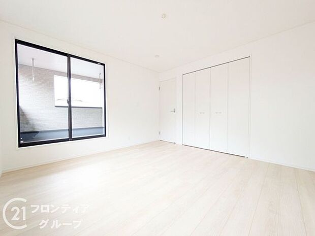 こちらのお部屋はバルコニーに面しており、日当たり、通風ともに良好です!