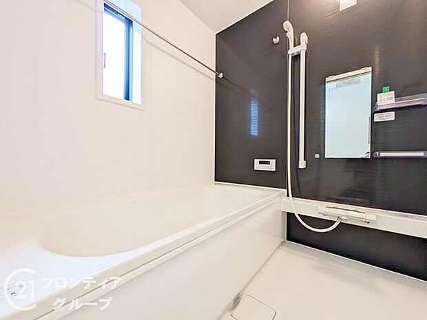 1坪以上の広々とした浴室には隠れた嬉しい設備がたっぷりついております。お掃除が楽にできたり、節水効果があったりと、バスタイムを快適にお過ごし頂けます!