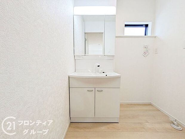 小窓付きの洗面室は、毎朝心地よい光を運んでくれるので、すがすがしい気持ちで1日をスタートできます!