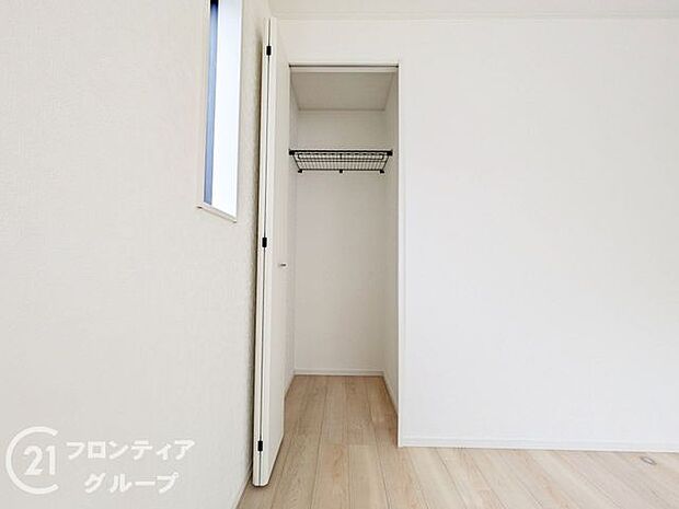 奥行きのあるクローゼットでたっぷり収納できますね