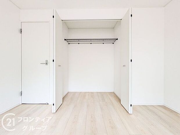 木目の美しさを際立たせるシンプルデザインのワイドクローゼットはたっぷり収納ができます!