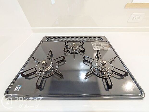 使い勝手のよい三つ口コンロです。ビルトインコンロで吹きこぼれのお掃除もらくらく