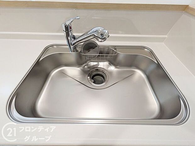 蛇口の先端に浄水器を内蔵。場所をとらない浄水器です。