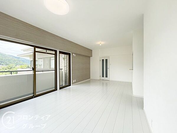 リフォーム済み！キッチン・浴室・洗面・トイレを新調しフローリングや全箇所クロスも張替え。玄関フロアタイルや建具も一新した清潔感ある住まいです。梅津中学校徒歩約10分。