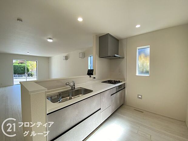 過熱防止センサー付きガスレンジを採用しており、自動で火が止まるから安心！人造大理石ワークトップやキッチンパネル、浄水器一体化水栓など、奥様に嬉しい設備！